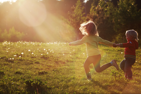 Enfants qui joue dans un parc