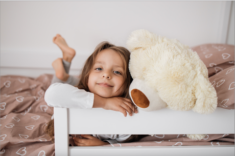 photo d'une petite fille et un doudou